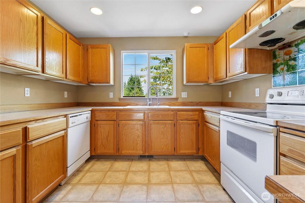 Photo of 5620 seahurst Avenue, Everett, WA 98203 (MLS # 2416187)