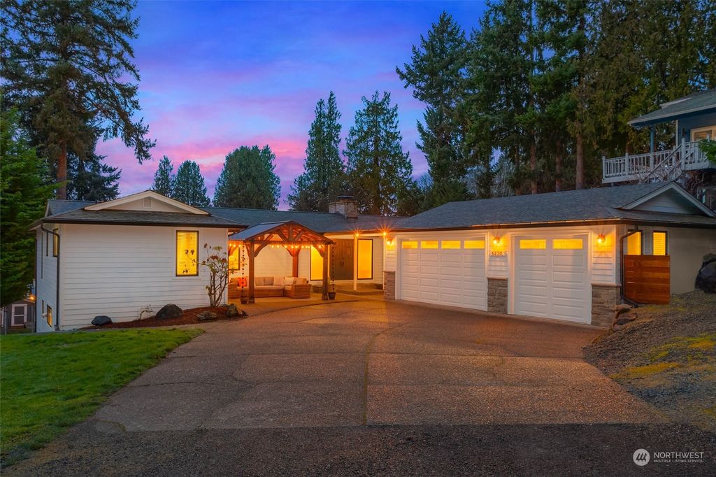 Photo of 6230 NE 129th Street, Kirkland, WA 98034 (MLS # 2200879)