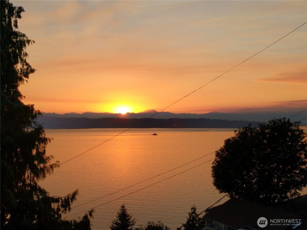 Photo of 2704 SW 152nd Place, Burien, WA 98166 (MLS # 2581752)