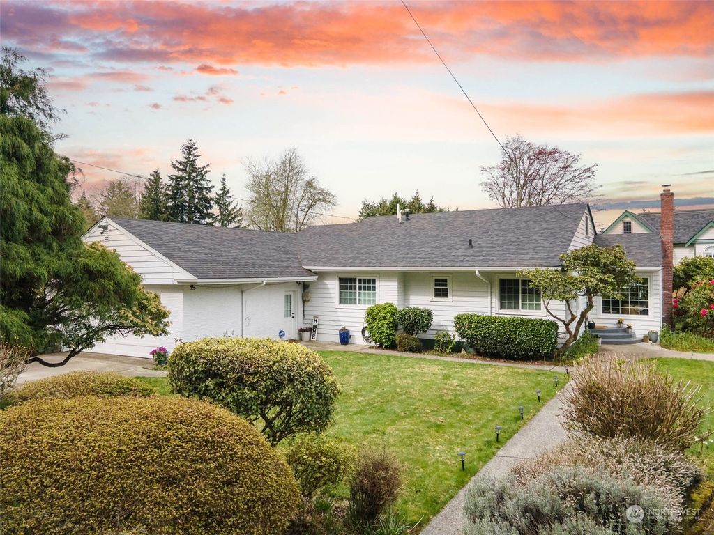 Photo of 808 Crown Drive, Everett, WA 98203 (MLS # 2057278)