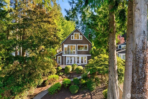 Photo of 2057 E Beaver Lake Drive SE, Sammamish, WA 98075 (MLS # 2580851)