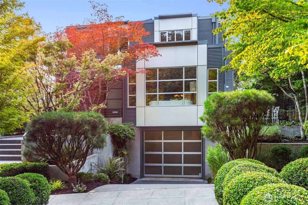 Photo of 727 13th Avenue E, Seattle, WA 98102 (MLS # 2428900)