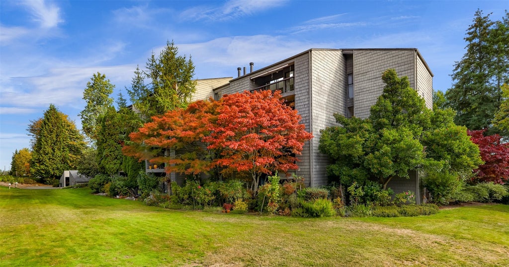 Photo of 6479 NE 137th Avenue NE #366, Redmond, WA 98052 (MLS # 2592996)