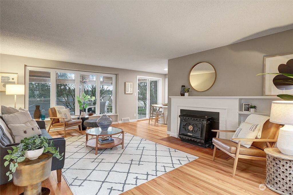 Photo of 7013 28th Avenue NE, Seattle, WA 98115 (MLS # 2047661)