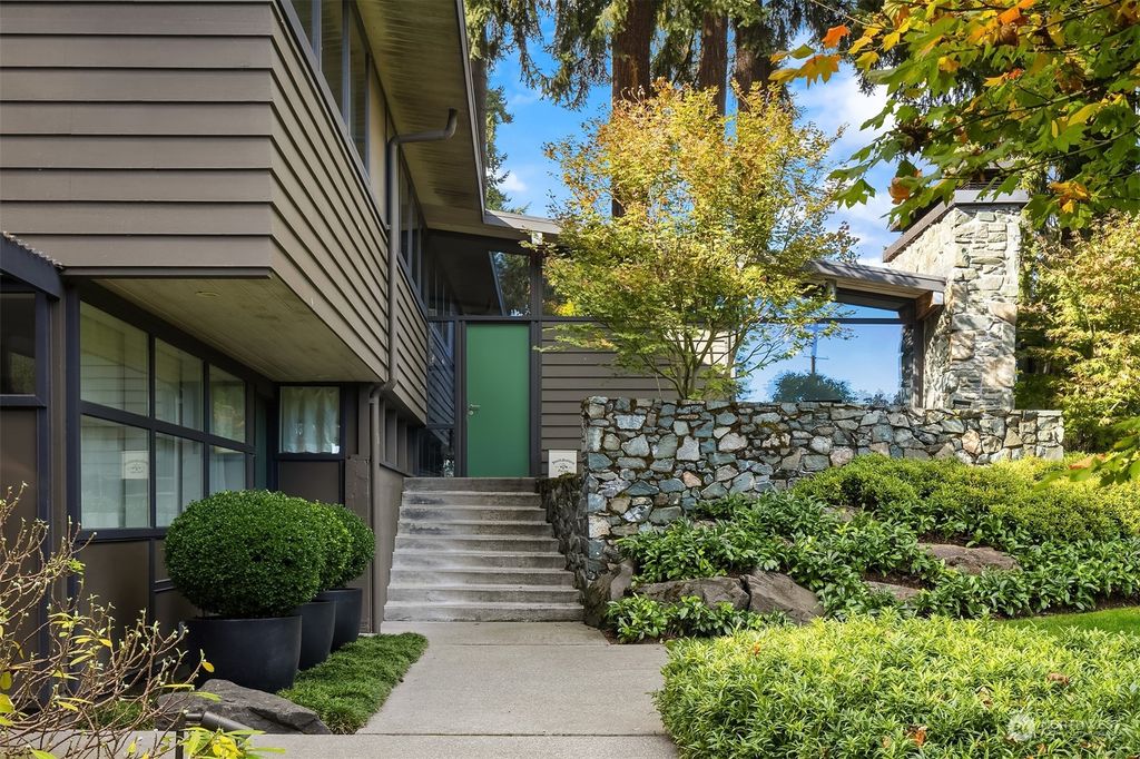 Photo of 309 Overlake Drive E, Medina, WA 98039 (MLS # 2221541)