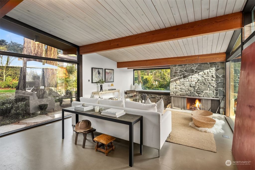 Photo of 309 Overlake Drive E, Medina, WA 98039 (MLS # 2221541)