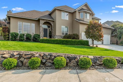 Photo of 2021 Broadhurst Place, Wenatchee, WA 98801 (MLS # 2356684)