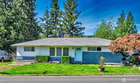Photo of 903 LOGAN RD RD, Lynnwood, WA 98036 (MLS # 2529058)
