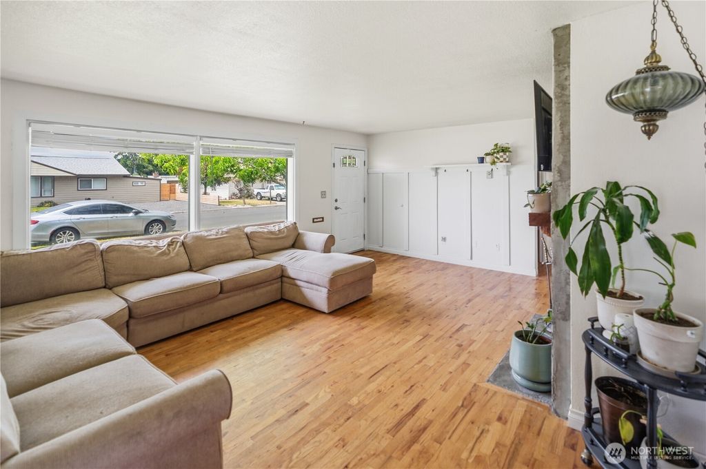 Photo of 214 G Street NE, Ephrata, WA 98823 (MLS # 2532348)