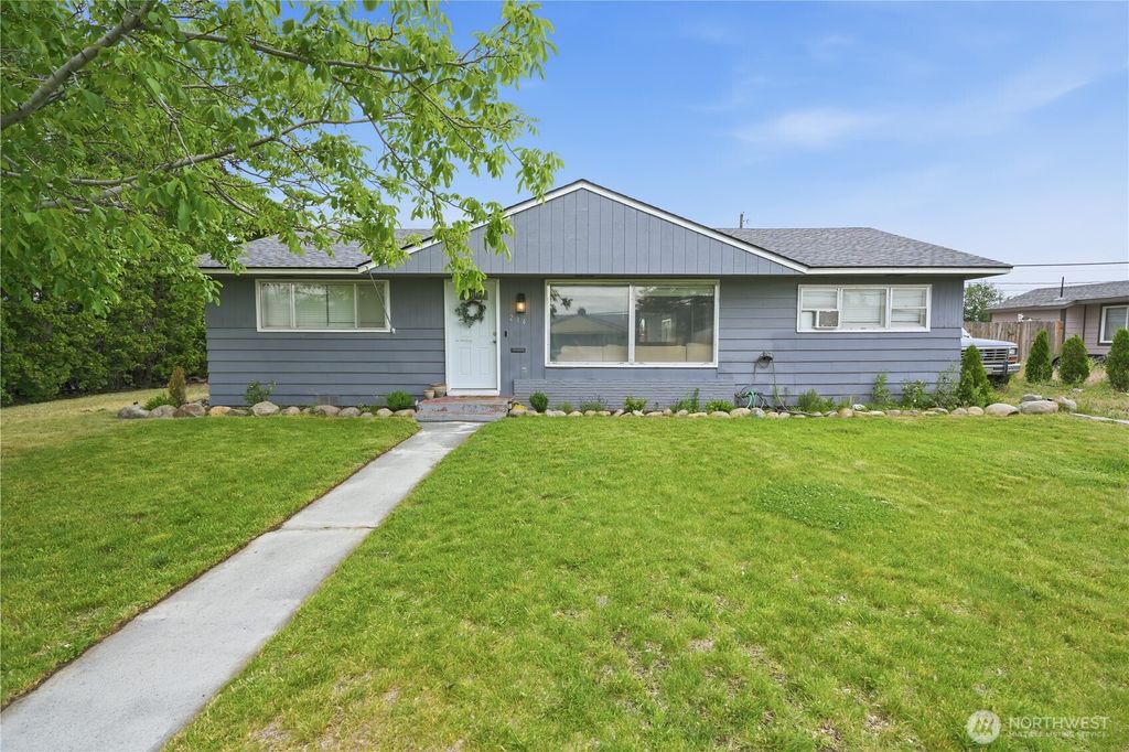 Photo of 214 G Street NE, Ephrata, WA 98823 (MLS # 2532348)