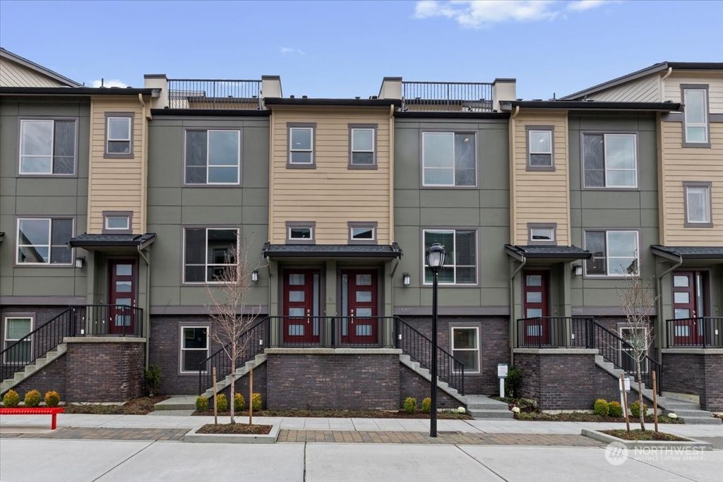 Photo of 1066 7th Avenue NE, Issaquah, WA 98029 (MLS # 2051629)