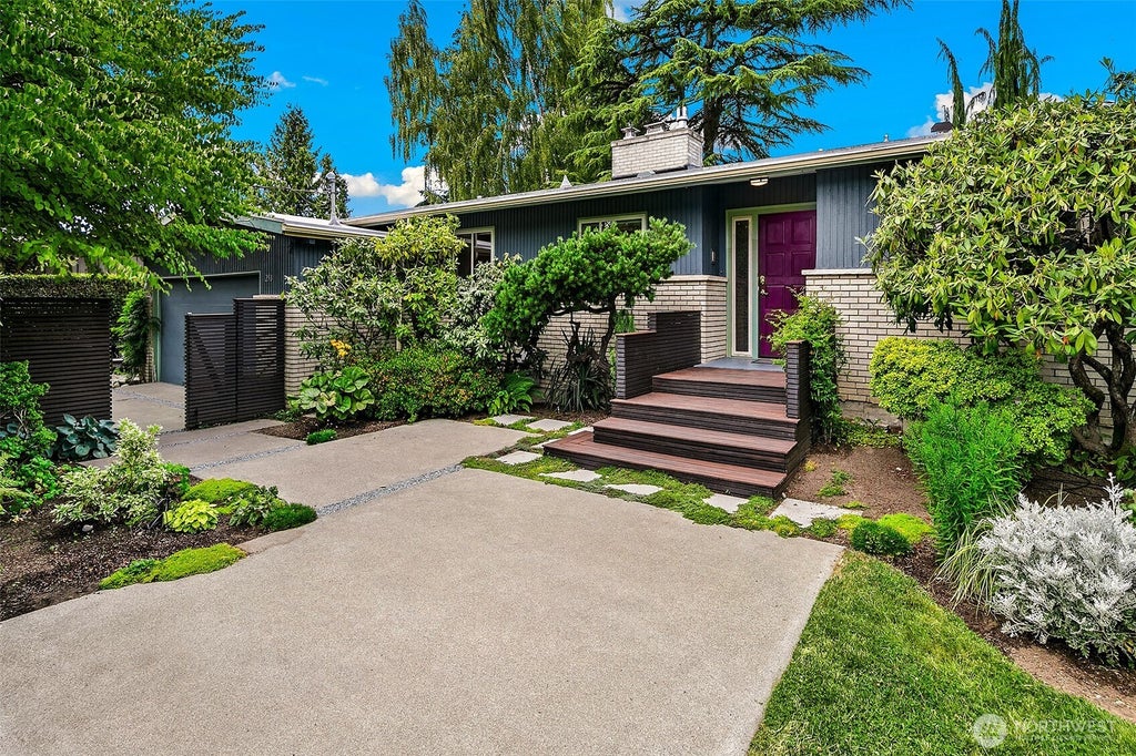 Photo of 250 SW 176th Place, Normandy Park, WA 98166 (MLS # 2561354)