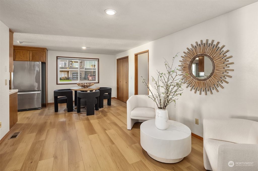 listing image 9367596072578689304