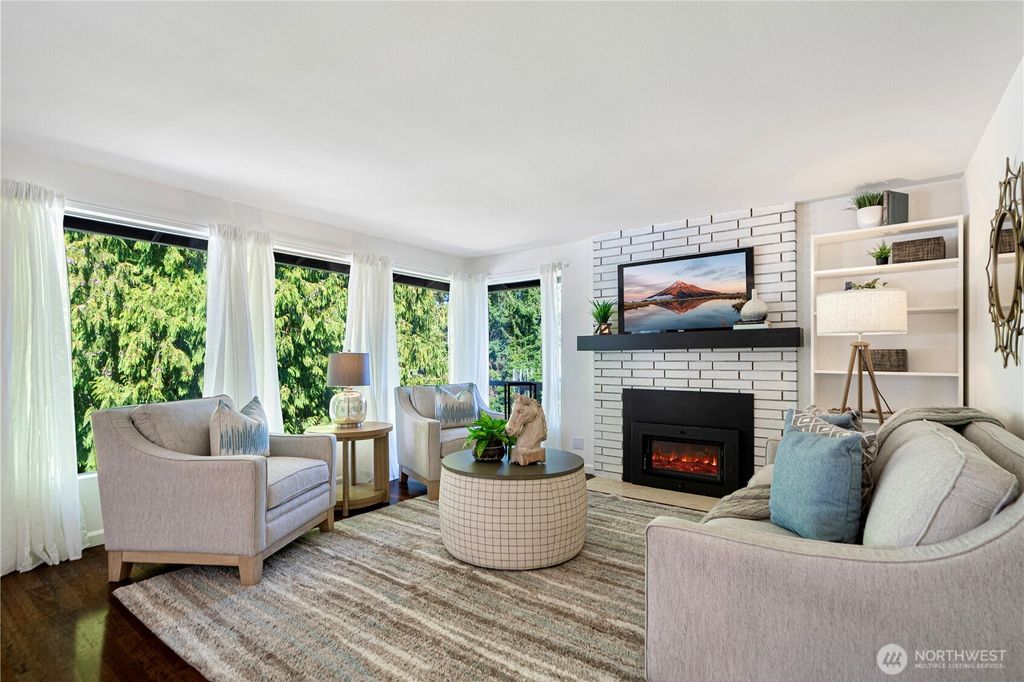 Photo of 17808 NE 12th Street, Bellevue, WA 98008 (MLS # 2435175)