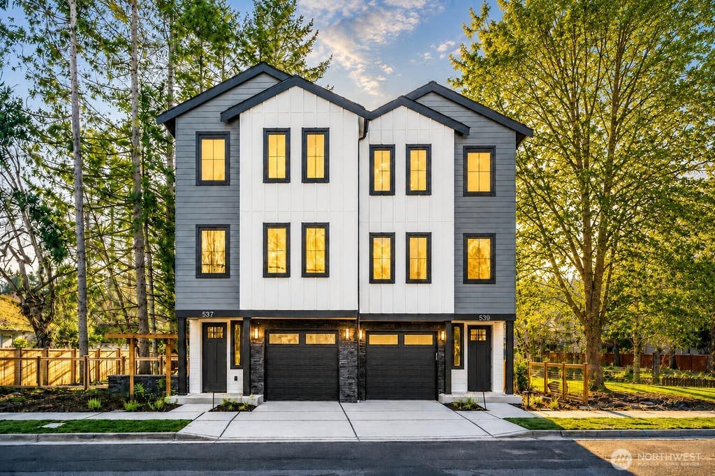 Photo of 539 NW Juniper Street, Issaquah, WA 98027 (MLS # 2535640)
