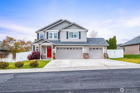 Photo of 807 7th Avenue NE, Ephrata, WA 98823 (MLS # 2453728)