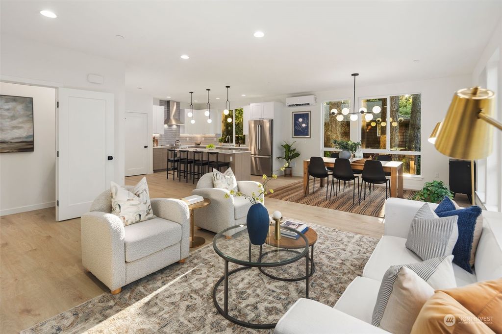 Photo of 1207 NE 104th Street, Seattle, WA 98125 (MLS # 2286887)