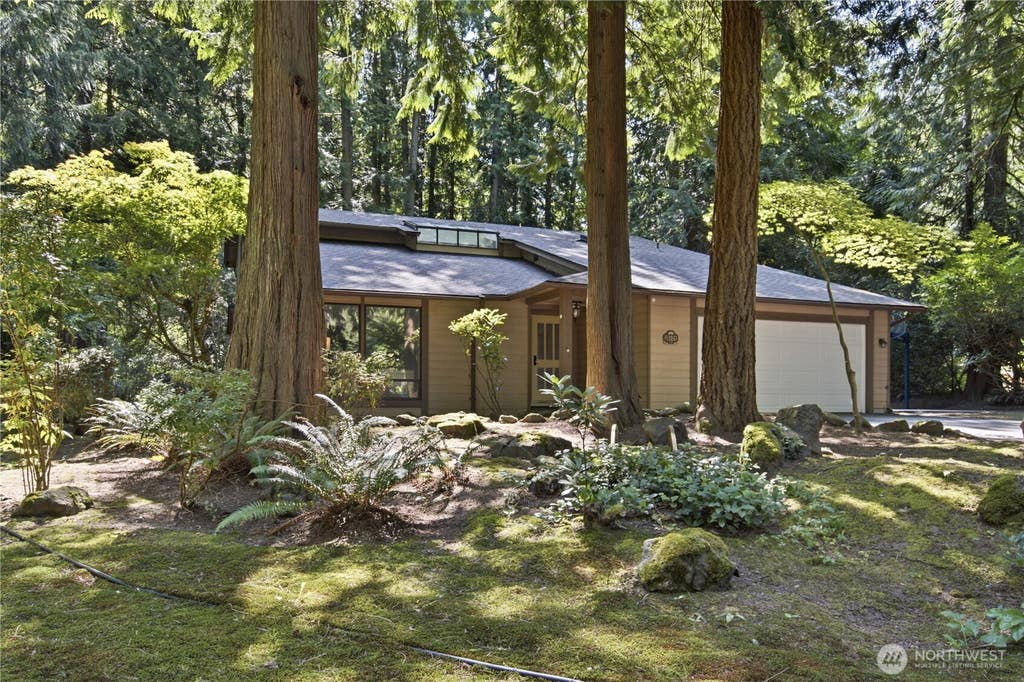 Photo of 21926 SE 37th St ST, Sammamish, WA 98075 (MLS # 2554826)