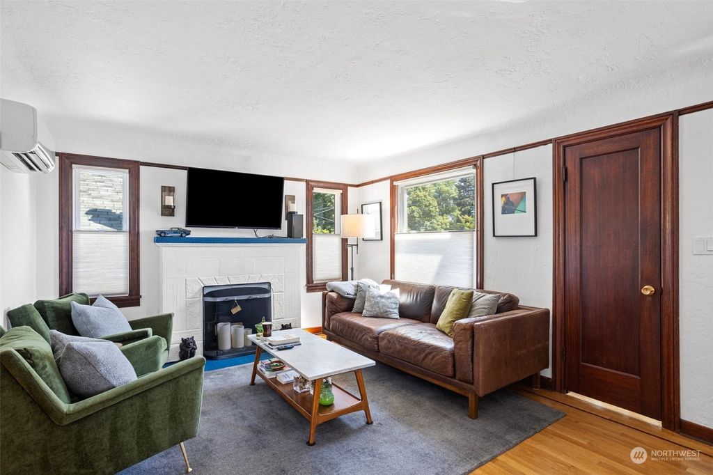 Photo of 11037 Fremont Avenue N, Seattle, WA 98133 (MLS # 2144921)