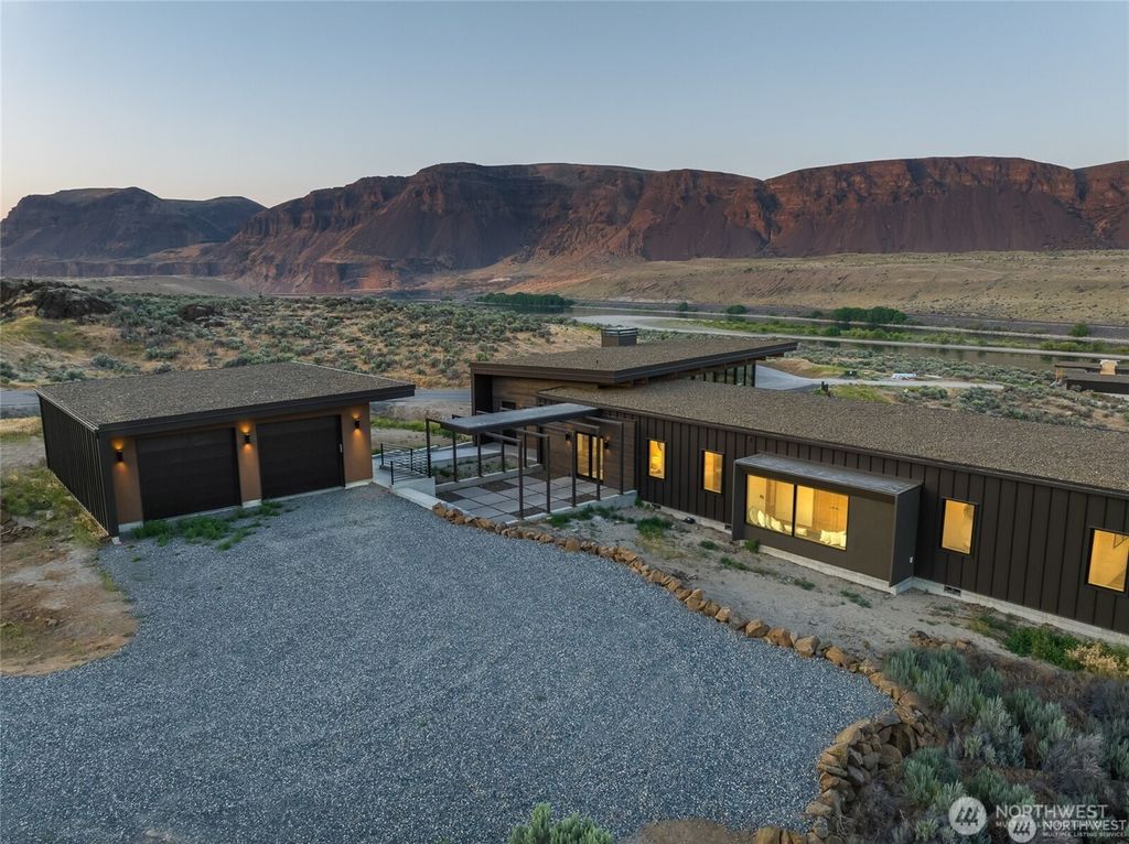 Photo of 671 Ravens Home Lane, Malaga, WA 98828 (MLS # 2502401)