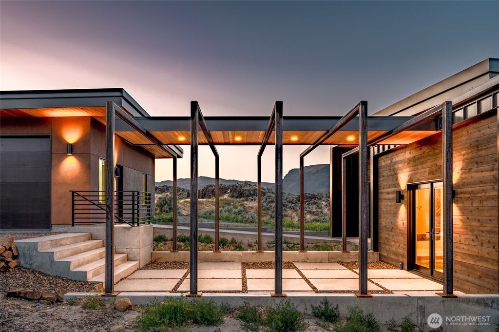 Photo of 671 Ravens Home Lane, Malaga, WA 98828 (MLS # 2502401)