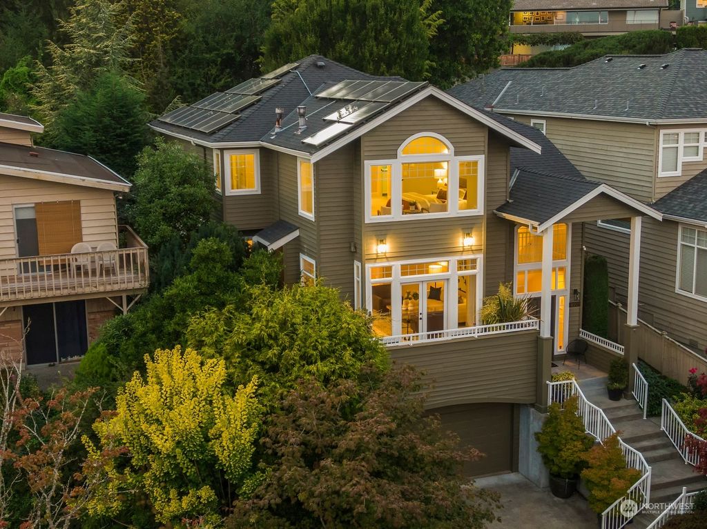 Photo of 6921 57th Avenue NE, Seattle, WA 98115 (MLS # 2006240)