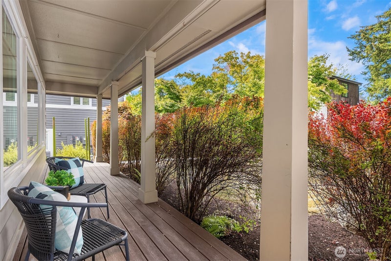 430 Ericksen Avenue NE