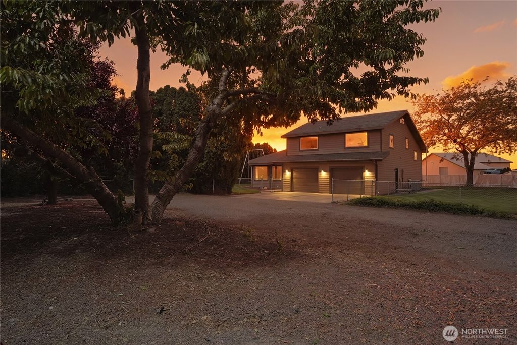 Photo of 1914 SE Rd N, Moses Lake, WA 98837 (MLS # 2533070)