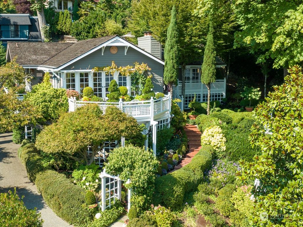 Photo of 8555 85th Avenue SE, Mercer Island, WA 98040 (MLS # 2164182)