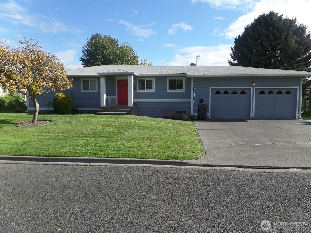 Photo of 32 NE Tremont Drive, College Place, WA 99324 (MLS # 2465643)