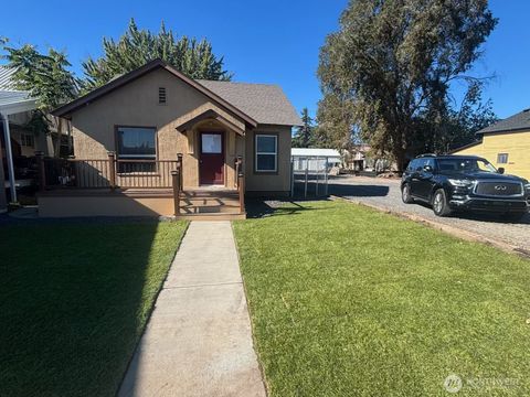 Photo of 225 Basin Street SW, Ephrata, WA 98823 (MLS # 2403188)