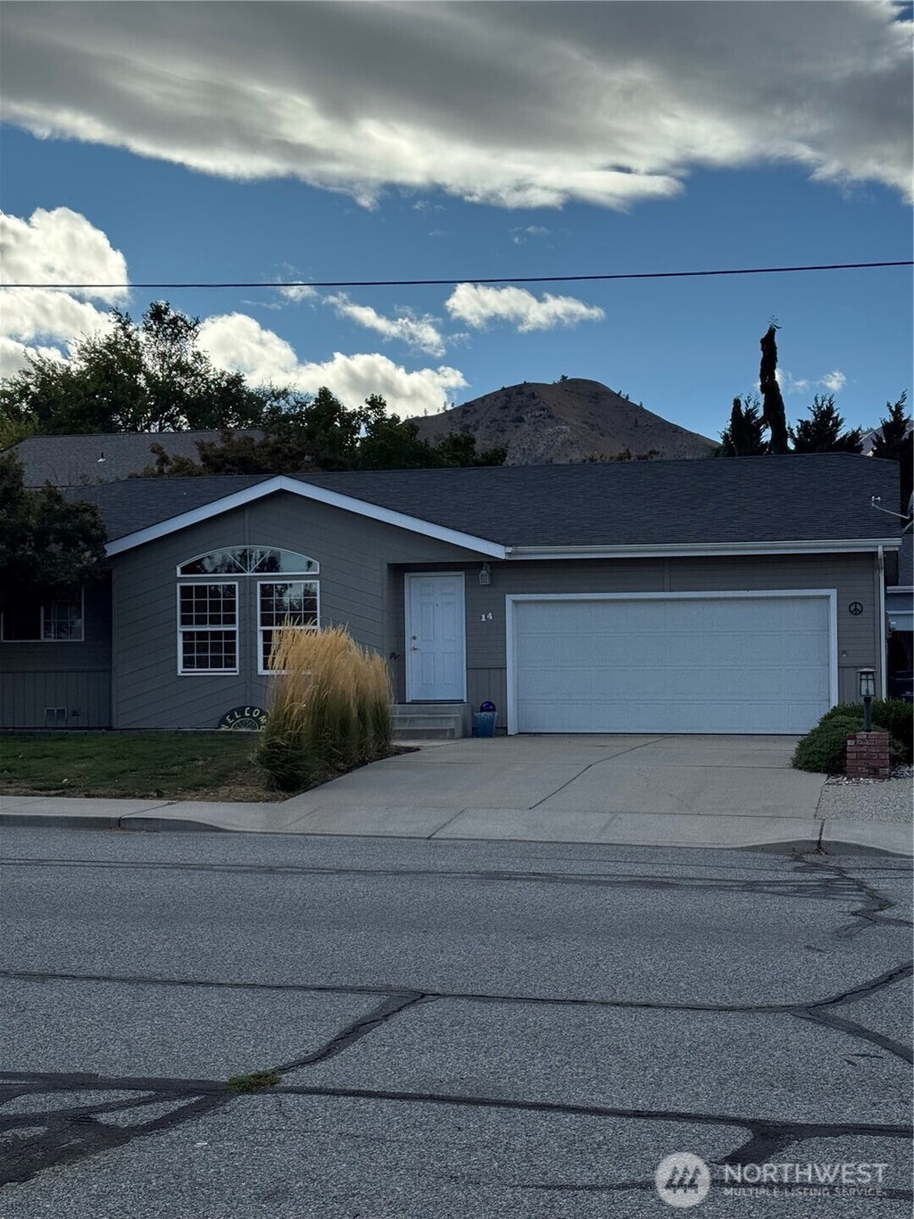 Photo of 14 Charles Street, Wenatchee, WA 98801 (MLS # 2587930)