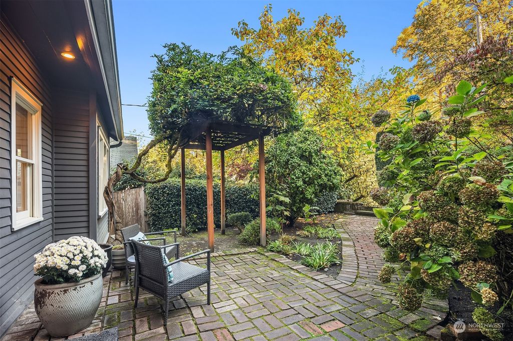 Photo of 229 33rd Avenue E, Seattle, WA 98112 (MLS # 2304844)