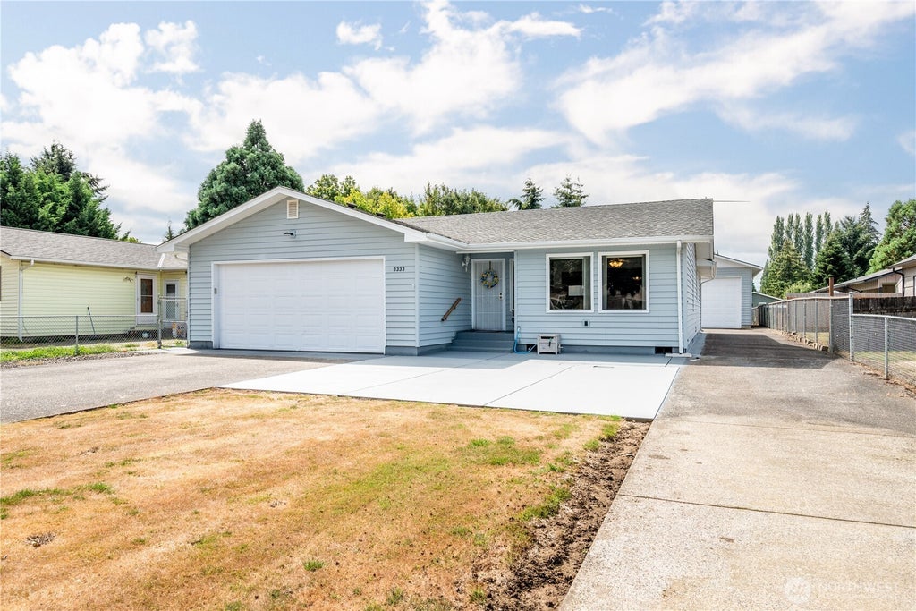 Photo of 3333 Pennsylvania Street, Longview, WA 98632 (MLS # 2575839)