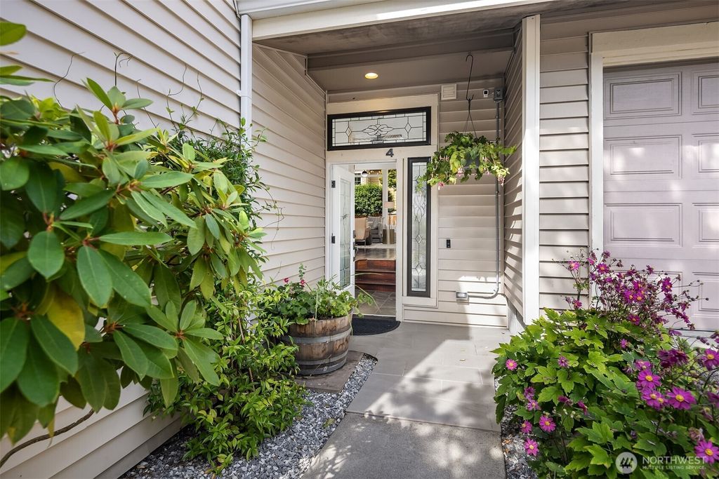 Photo of 1400 Bellevue Way SE #4, Bellevue, WA 98004 (MLS # 2467434)