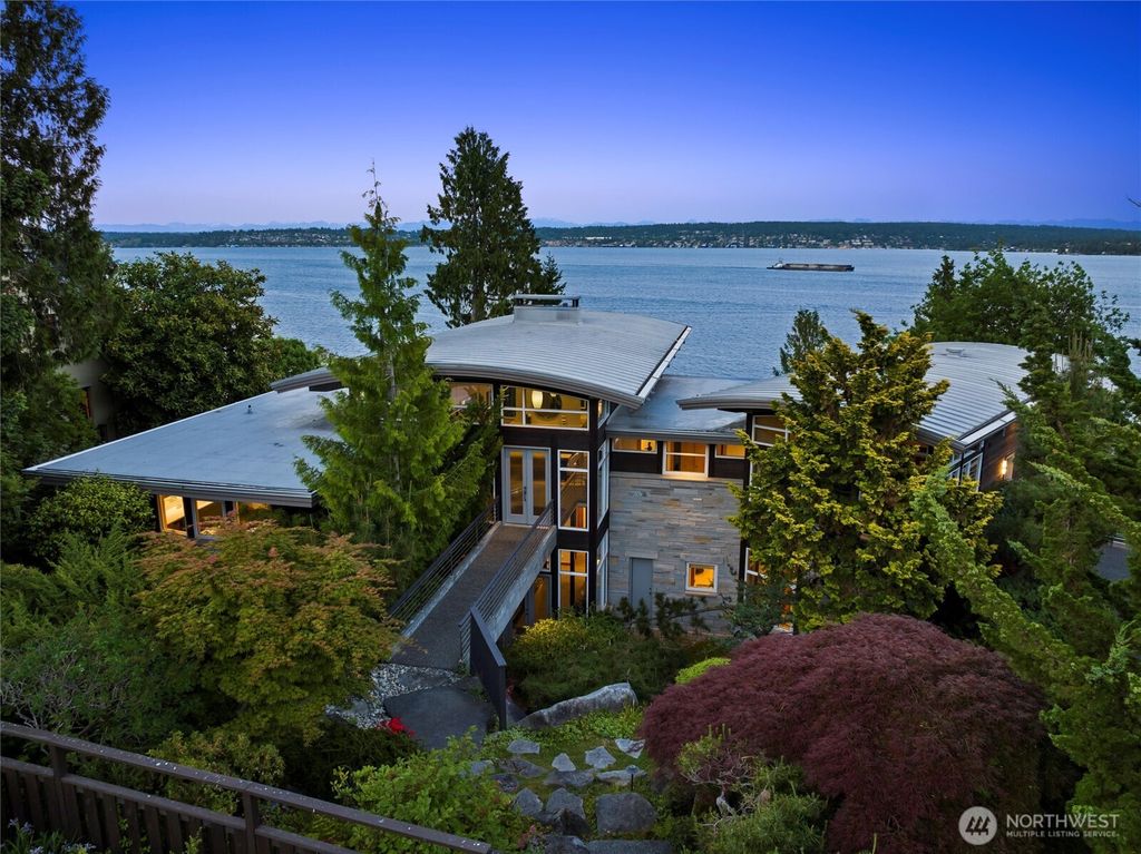 Photo of 4502 55th Avenue NE, Seattle, WA 98105 (MLS # 2382870)