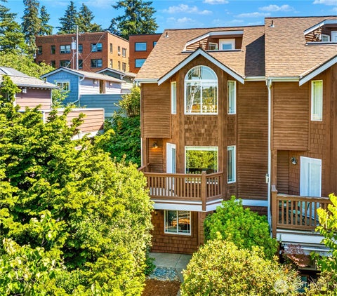 Photo of 2038 Franklin Avenue E, Seattle, WA 98102 (MLS # 2567971)