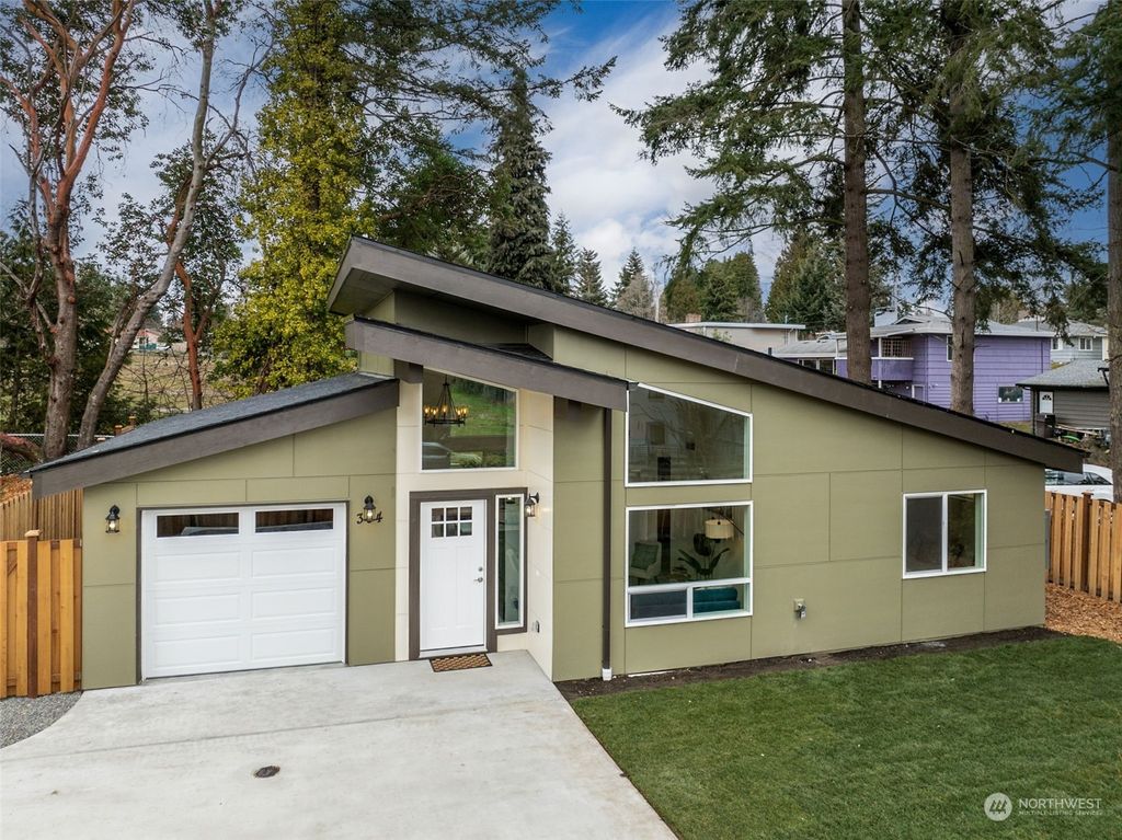 Photo of 304 SW 128th Street, Burien, WA 98168 (MLS # 2329079)