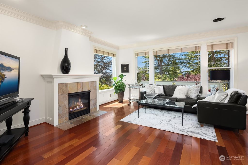 Photo of 11305 NE 68th Street, Kirkland, WA 98033 (MLS # 2138968)