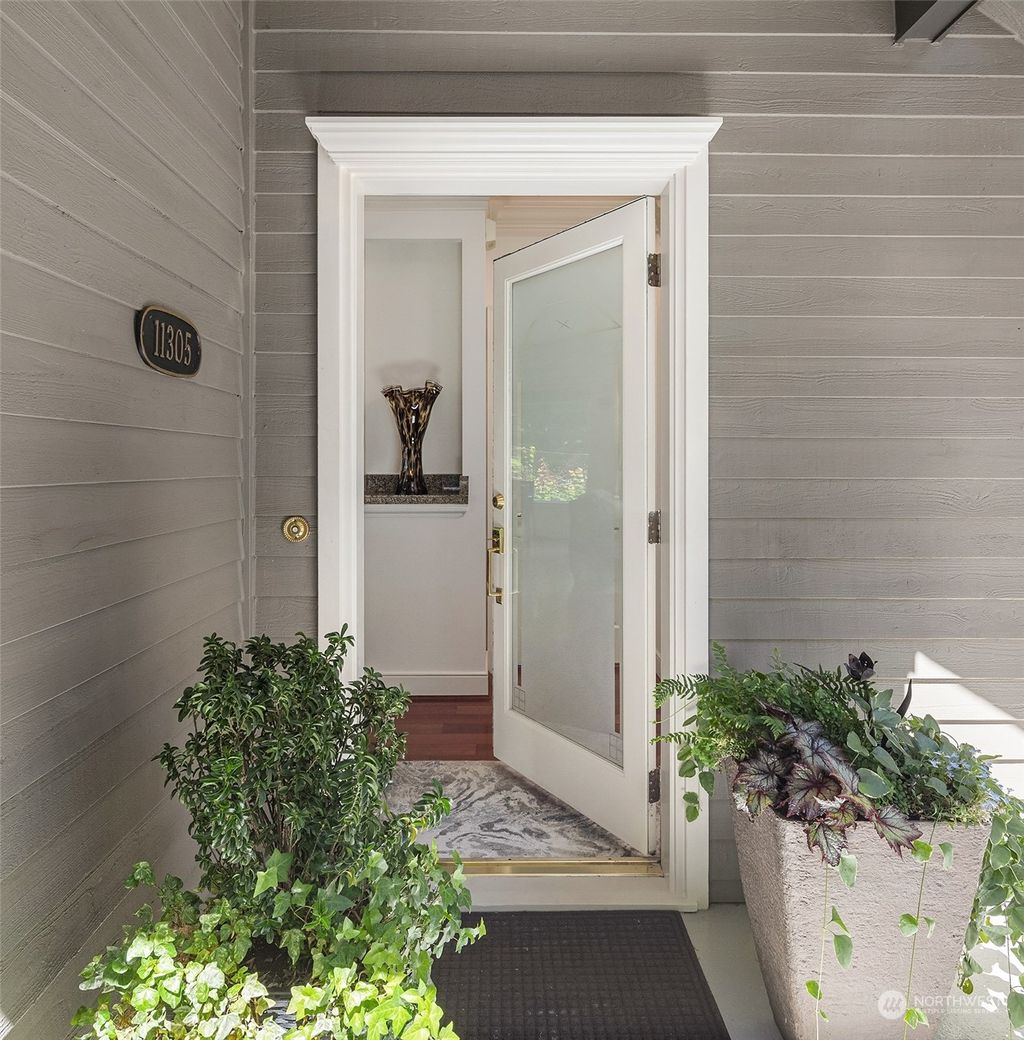 Photo of 11305 NE 68th Street, Kirkland, WA 98033 (MLS # 2138968)