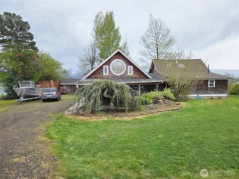 Photo of 20 E Sunny Sands Road, Cathlamet, WA 98612 (MLS # 2509843)