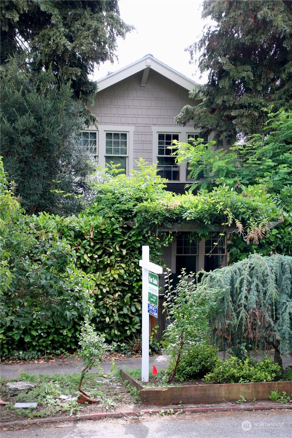 Photo of 5226 19th Avenue NE, Seattle, WA 98105 (MLS # 2038050)