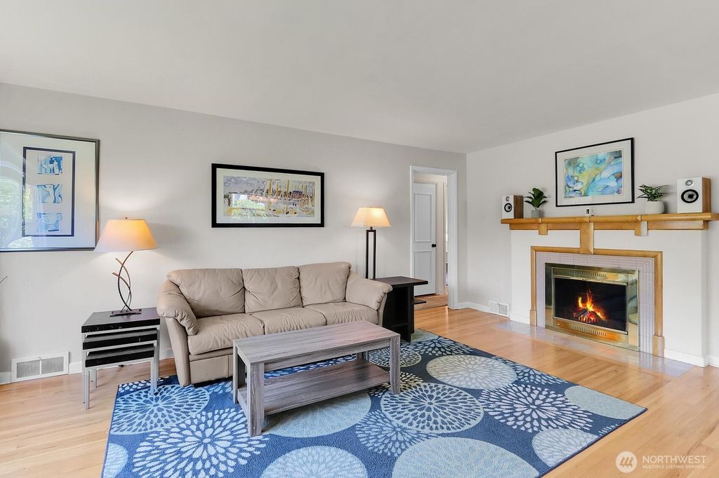 Photo of 11729 Phinney Avenue N, Seattle, WA 98133 (MLS # 2395143)