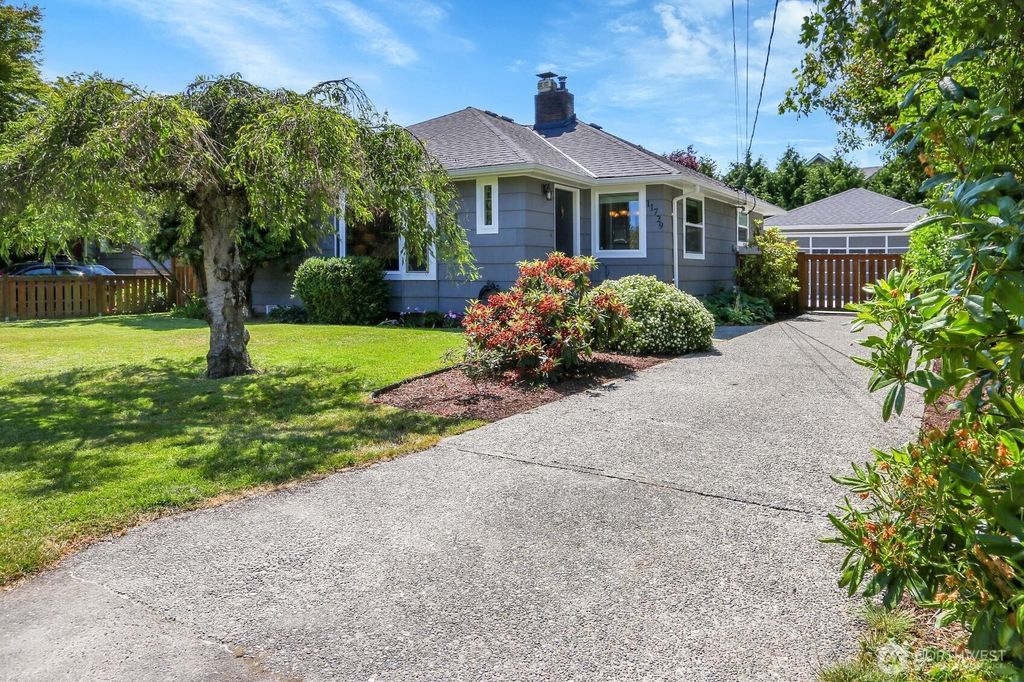 Photo of 11729 Phinney Avenue N, Seattle, WA 98133 (MLS # 2395143)