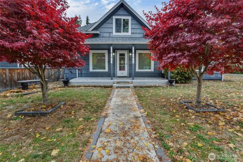 Photo of 303 7th Ave NW Ave, Puyallup, WA 98371 (MLS # 2451135)