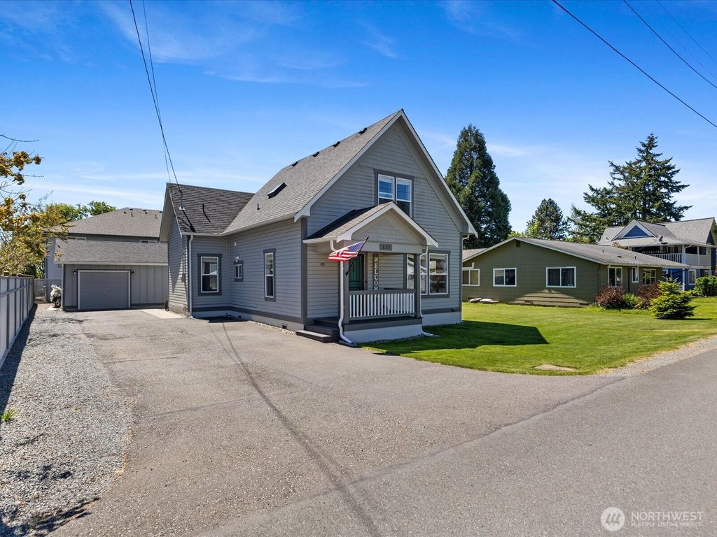 Photo of 111 7th Street, Snohomish, WA 98290 (MLS # 2370591)