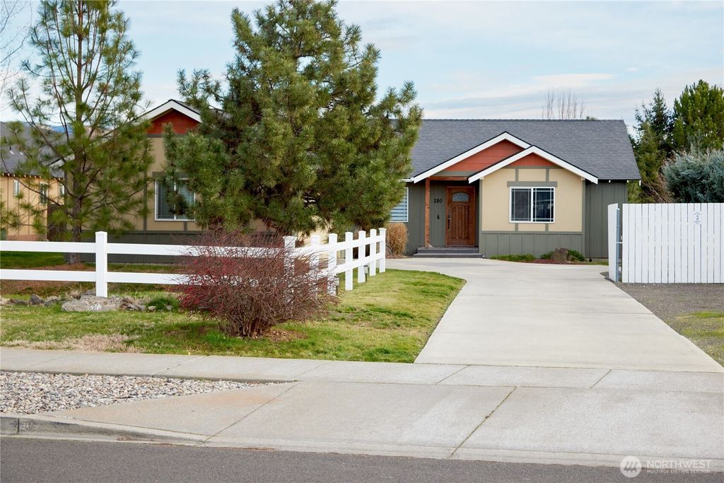 Photo of 280 Austin Street, Walla Walla, WA 99362 (MLS # 2467567)