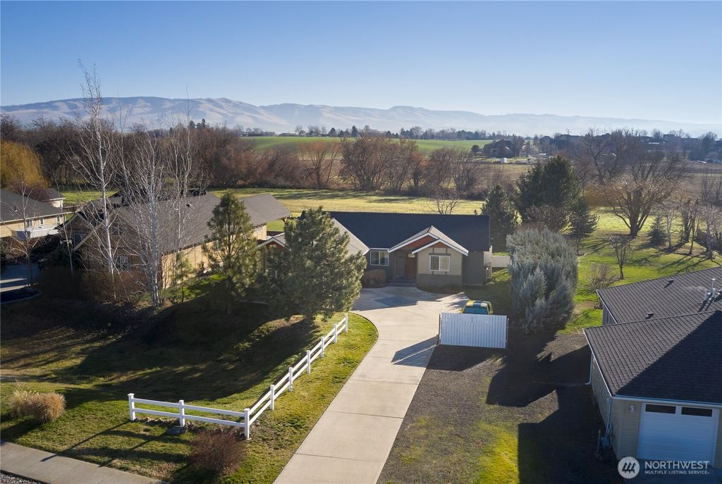 Photo of 280 Austin Street, Walla Walla, WA 99362 (MLS # 2467567)