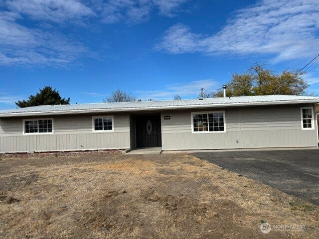 Photo of 414 Biggs Road, Moses Lake, WA 98837 (MLS # 2594148)