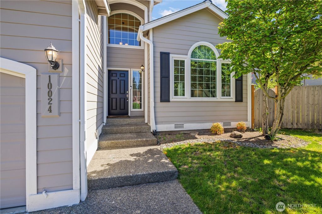 Photo of 10024 SE 244th Court, Kent, WA 98030 (MLS # 2413425)